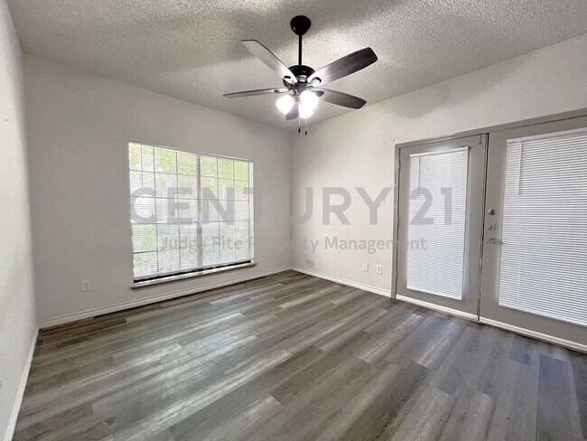 Building Photo - Ground-Level 1/1 Open Condo in Dallas!