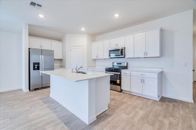 Building Photo - 320 Yosemite Dr