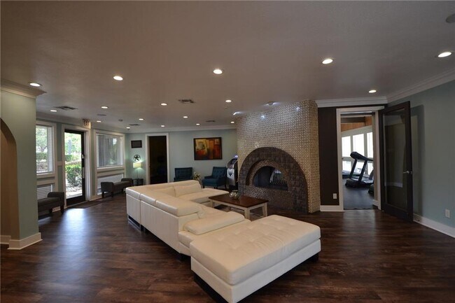 Building Photo - 935 La Posada Dr