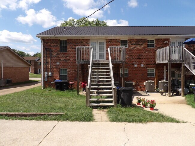 Building Photo - 204 Landings Dr