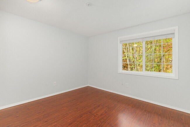 Building Photo - Woodinville 3 Bedroom 2 Bath with Detached Garage - Top Floor