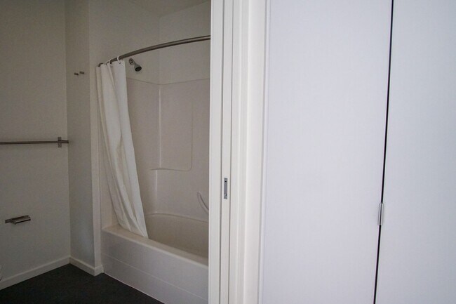 Building Photo - Modern 3rd Floor Studio with D/W & Washer/...