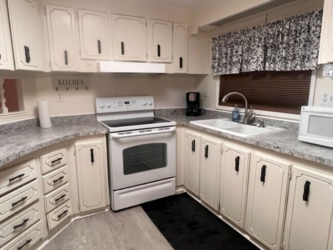 Building Photo - 4 Bedroom doublewide with Garage/Workshop ...