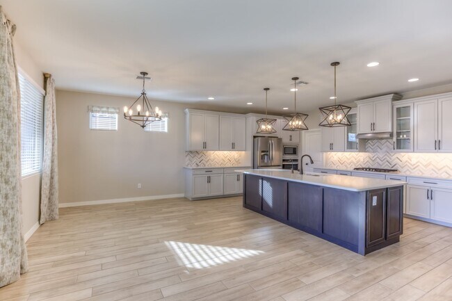 Building Photo - Very Special Oro Valley Home with Pool and Mountain Views!