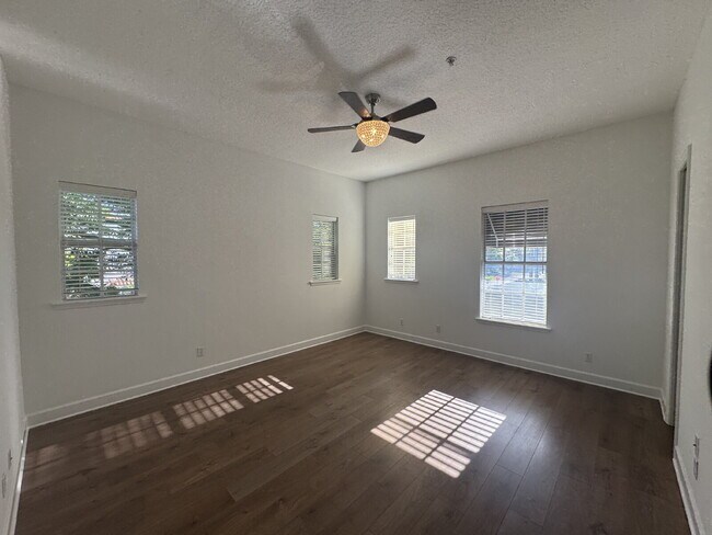 Building Photo - "Spacious 3-Bed Townhouse Retreat in Tampa's Heart - Modern Comforts Await!"