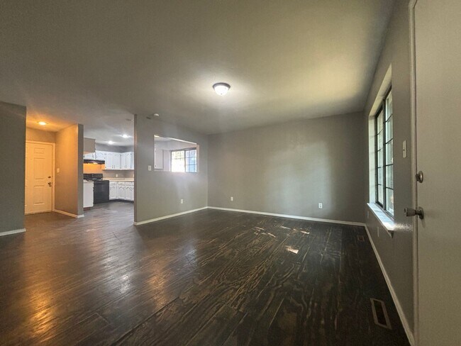 Building Photo - Beautiful 2 bedroom 1 bath 1 car garage