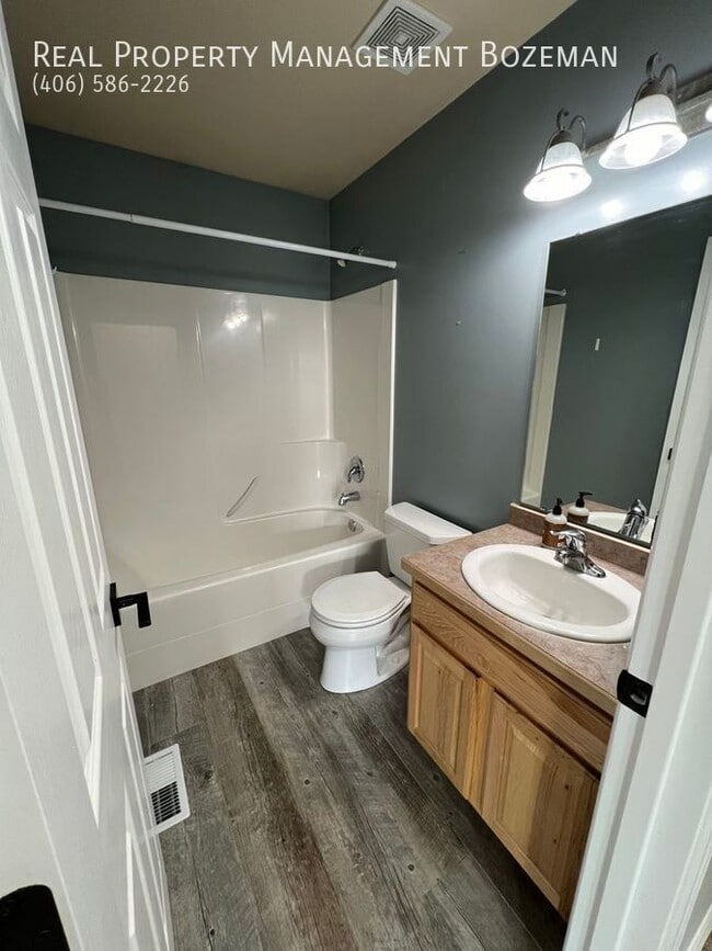 Building Photo - 452 Woodman Dr