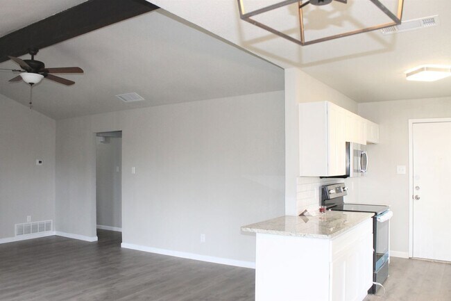 Building Photo - 6409 Macarthur Dr