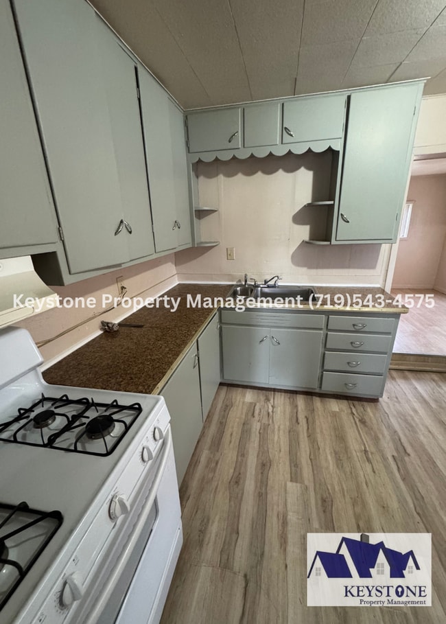 Building Photo - Small Dog Friendly! 3 Bedrooms / 1 Bath / 2 Car Detached Garage $1200/$1200