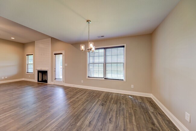 Building Photo - Sharp 3 bed 2 bath with Bonus room and nice fenced yard.