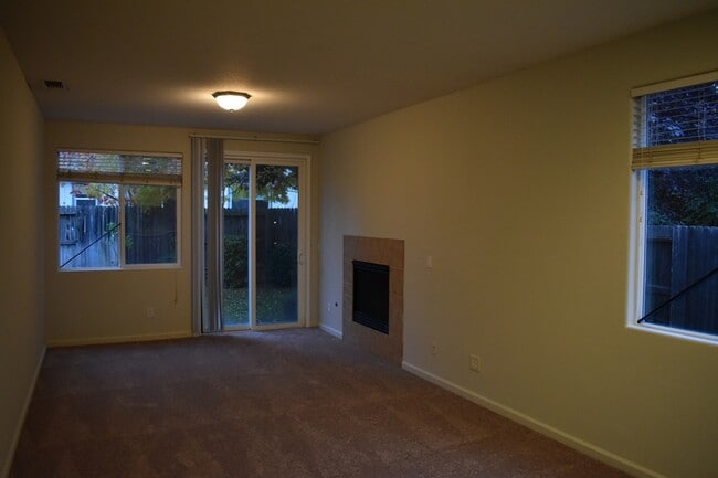 Building Photo - 570 Barclay Way