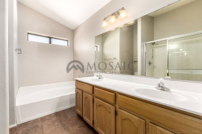 Building Photo - 2024 N Sunset Dr