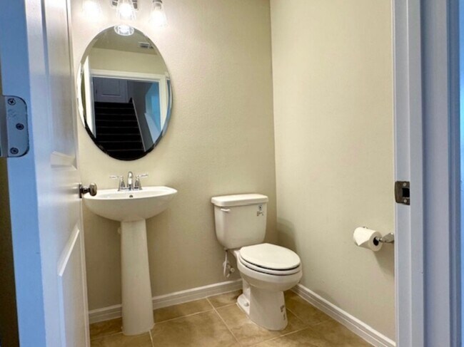 Building Photo - Isles of Lake Nona!! 3 Bedroom 2.5 Bathroom Townhome