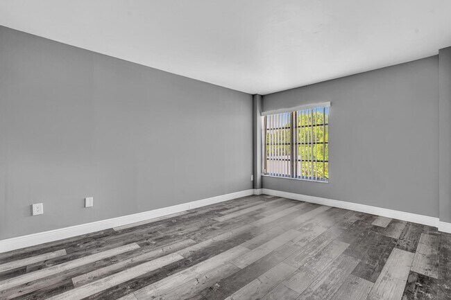 Building Photo - 4158 Inverrary Dr