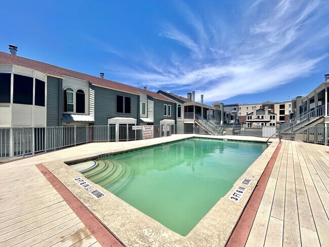Building Photo - Charming 1/BR 1/BA + Den in a Private, Pea...