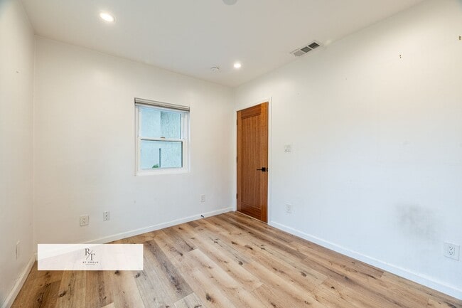 Building Photo - Spacious 4-Bed, 3-Bath Home in Los Angeles – Includes 2 Suites