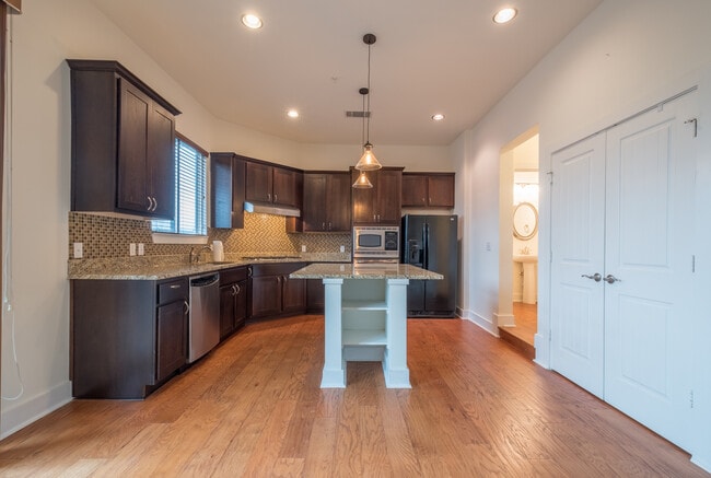 Building Photo - Beautiful 2 Bedroom, 2.5 Bath Townhome in Northwest Austin