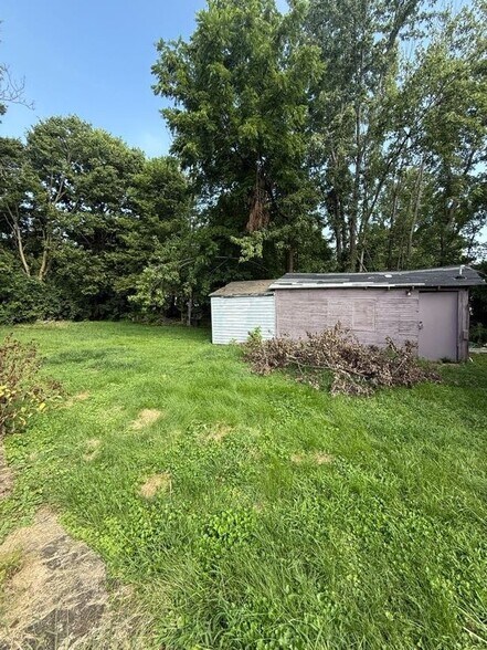 Building Photo - 2067 N Maple Ave