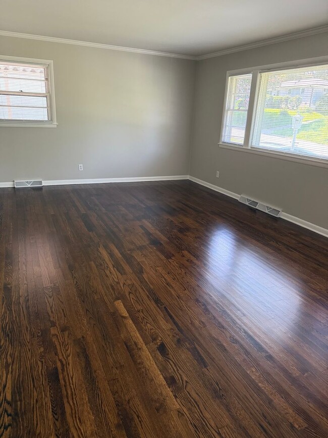 Building Photo - 3 Bedroom Ranch Convenient to Battleground...