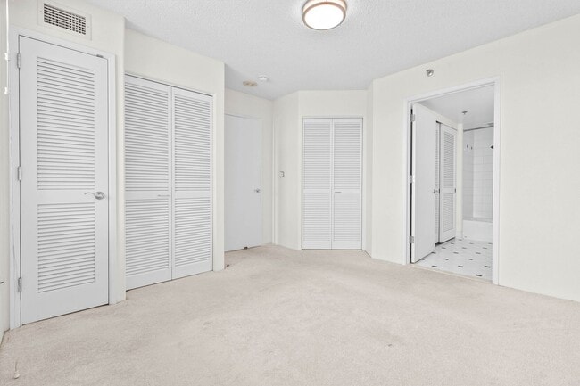 Building Photo - Beautiful Honolulu views from this bright ...