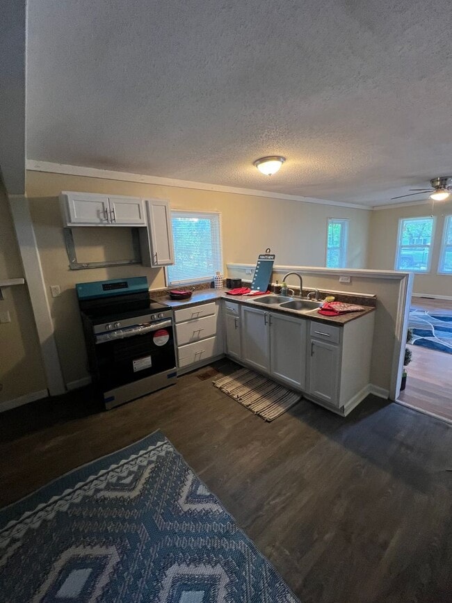 Building Photo - 2 Bed House! DEPOSIT-FREE Renting option thru OBLIGO! Deposit Alternative available.