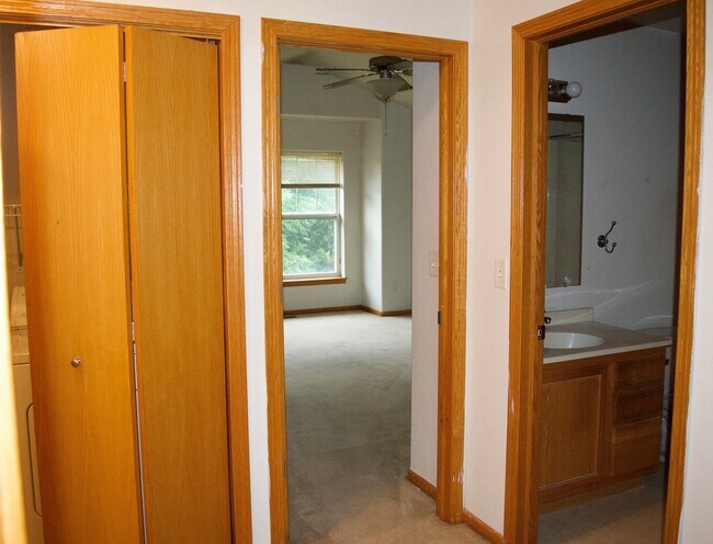 Building Photo - Large Iowa City Townhouse