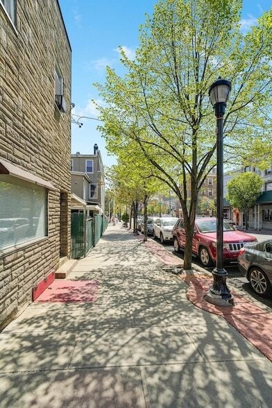 Building Photo - 609 New York Ave