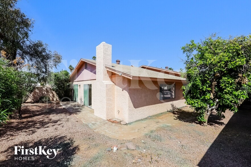 Building Photo - 8647 E Fillmore St