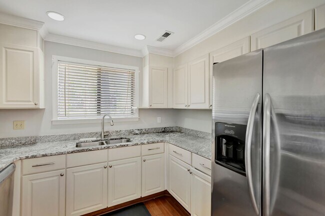 Building Photo - Prime Location Near Ravenel Bridge & Charl...