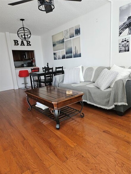 Building Photo - 9441 Live Oak Plz