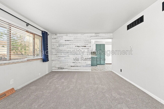 Building Photo - 852 S Quail Way