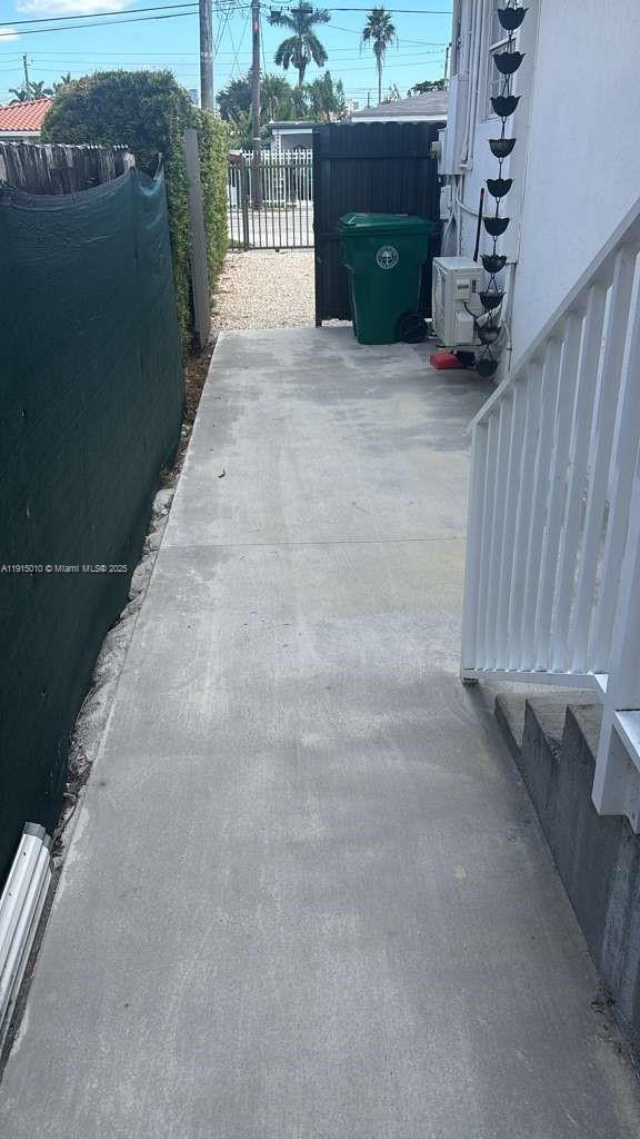 Building Photo - 820 NW 19th Ct