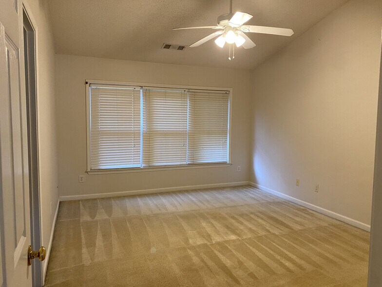 Building Photo - 2706 Cottesford Dr SE