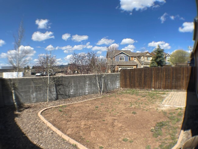 Building Photo - AVAILABLE NOW! Spacious 3-bedroom Townhous...