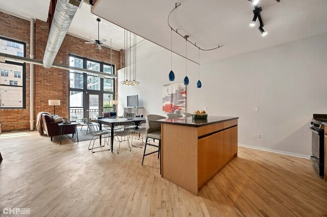 Building Photo - 203 S Sangamon St