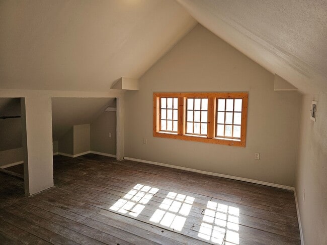 Building Photo - 311 E Robert St