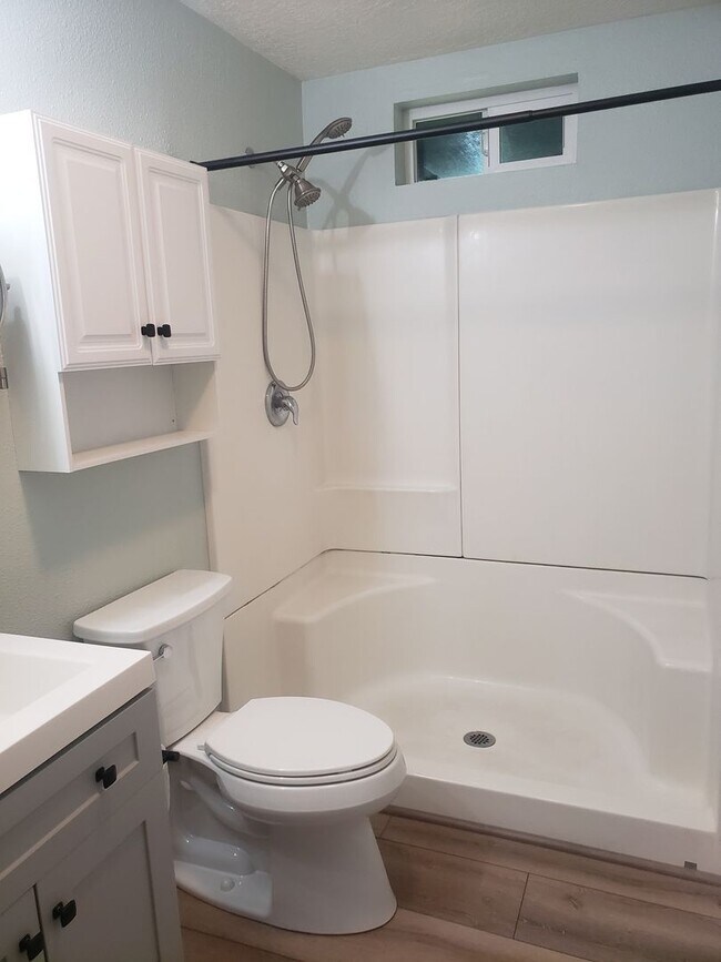 Building Photo - Adorable One-Level House with Huge Backyard in Vancouver!