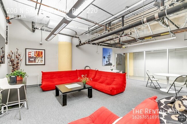 Building Photo - Stylish Lincoln Heights Loft | Private Bal...