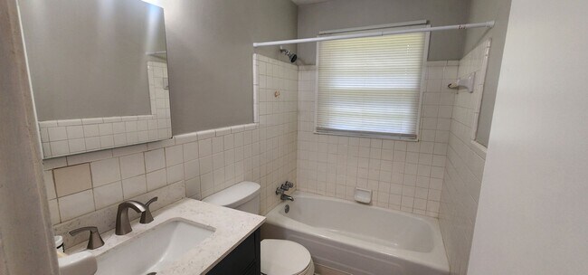 Building Photo - 4 Bedroom / 2 Bath Single Family Home