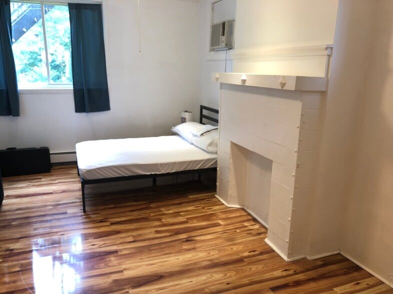 Building Photo - 5818 Hobart St