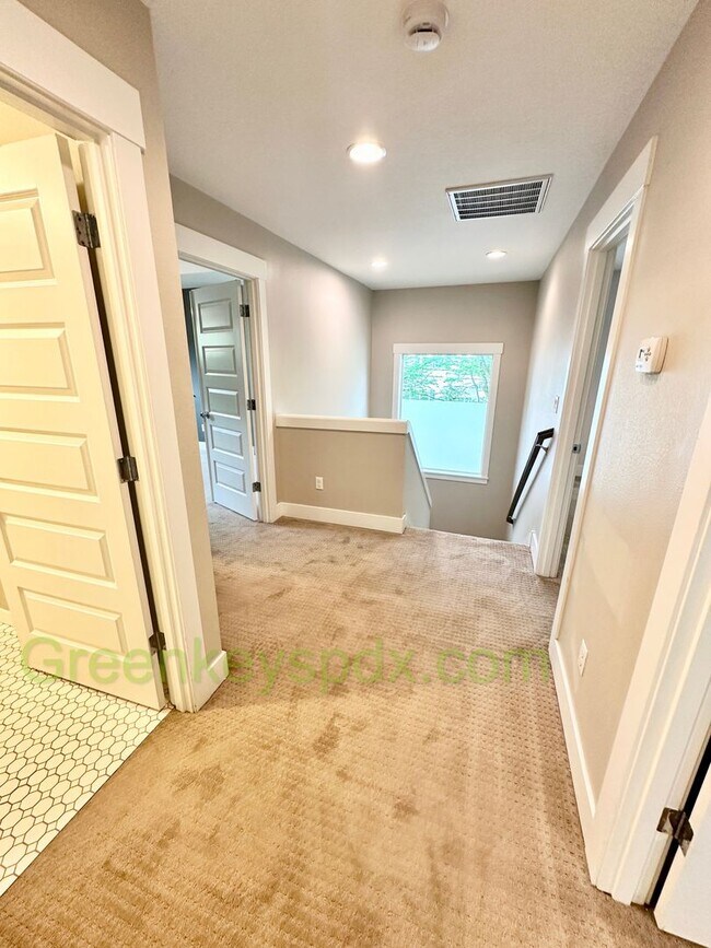 Building Photo - Beautiful Newer Built House in NE Portland
