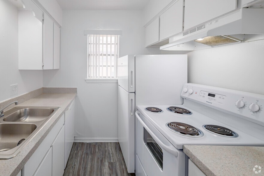 2BR, 1BA - 876SF - Kitchen - Campus Pointe