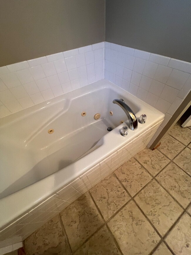 Building Photo - 3BR / 2BA  - with Fenced in backyard