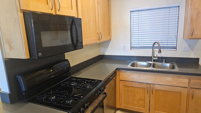 Building Photo - 949 N Croft Ave