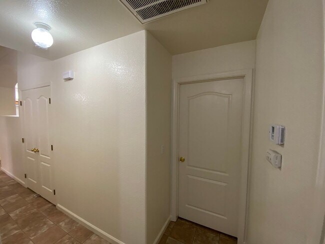 Building Photo - Coming soon, Beautiful Home located SE Visalia!