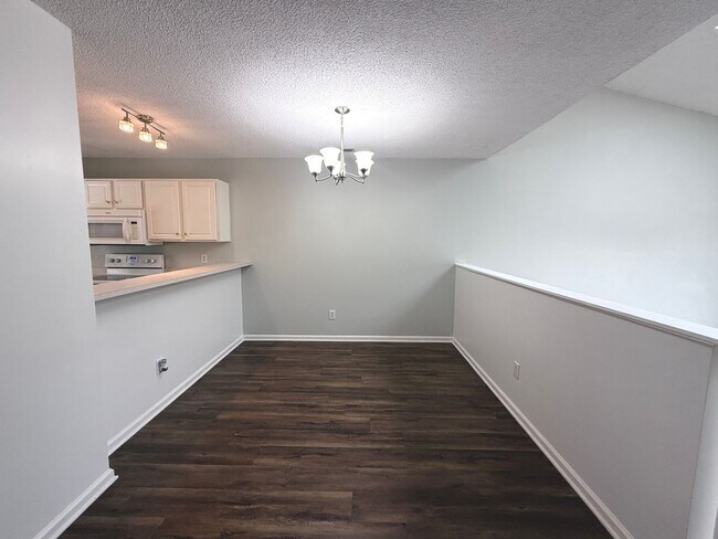 Building Photo - RENT SPECIAL! Updated Holten Place, top fl...