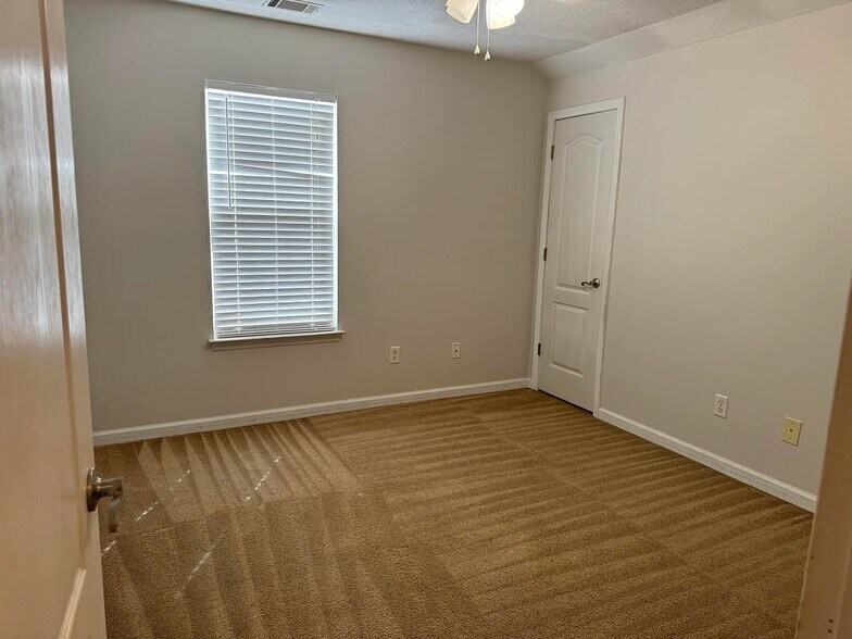 Building Photo - 1959 Shoreline Dr