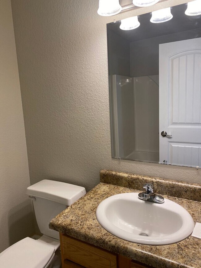 Building Photo - 3 bedroom 2 bath duplex with 2 Car Garage ...