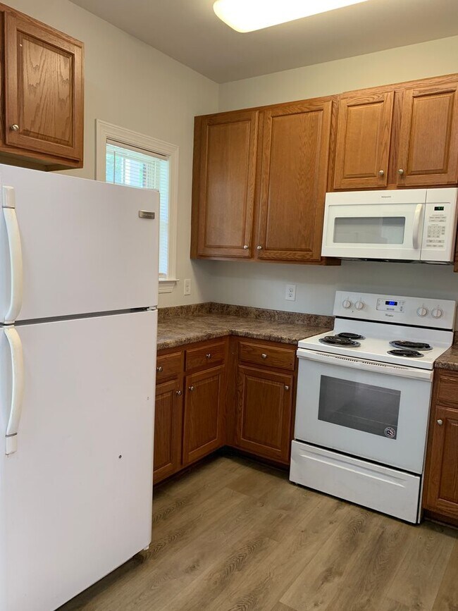 Building Photo - 2 Bedroom 1.5 Bath Townhome in Pleasant Gr...