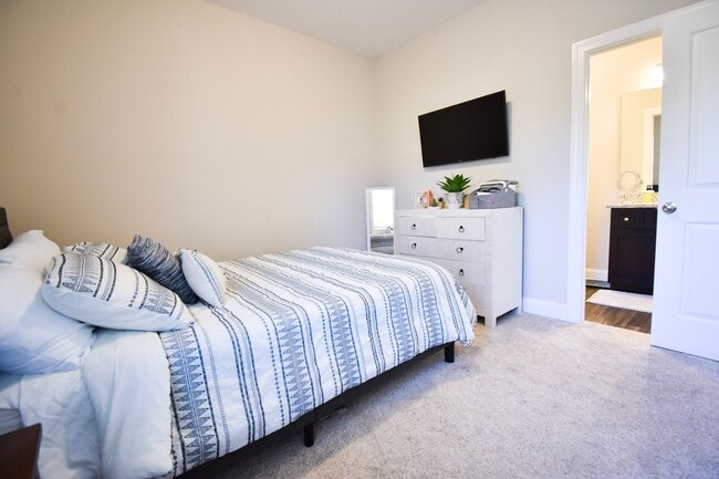 Building Photo - 4 Bedroom 3.5 Bath, No Pets